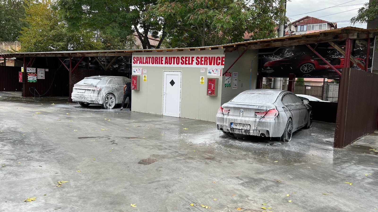 Spălătoria Auto Cif — boxe de spălare cu mașini pline de spumă, Timișoara